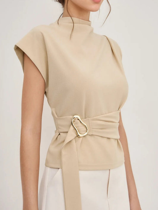 Top con cuello semialto y botones en la cintura