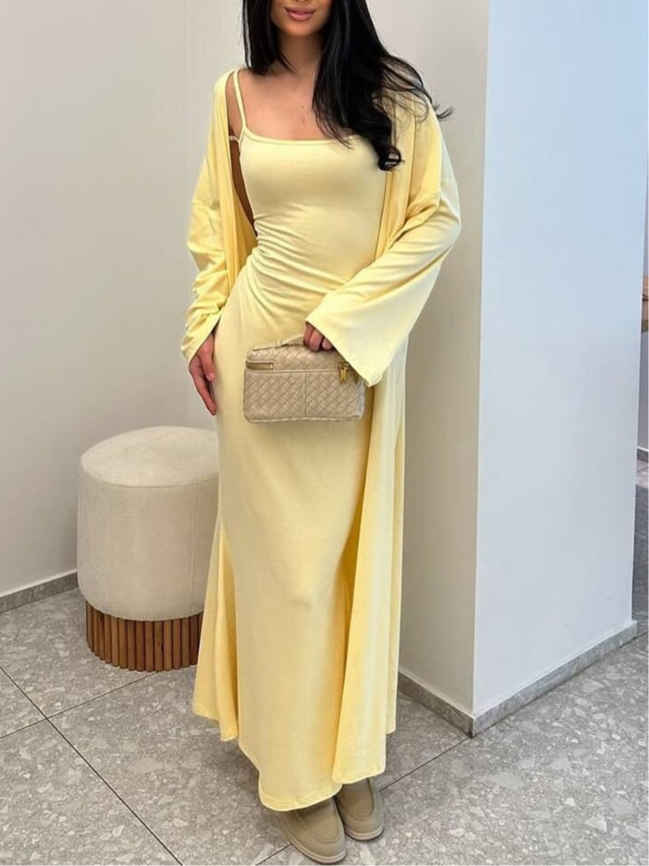 Conjunto de vestido ajustado con tirantes y cárdigan largo