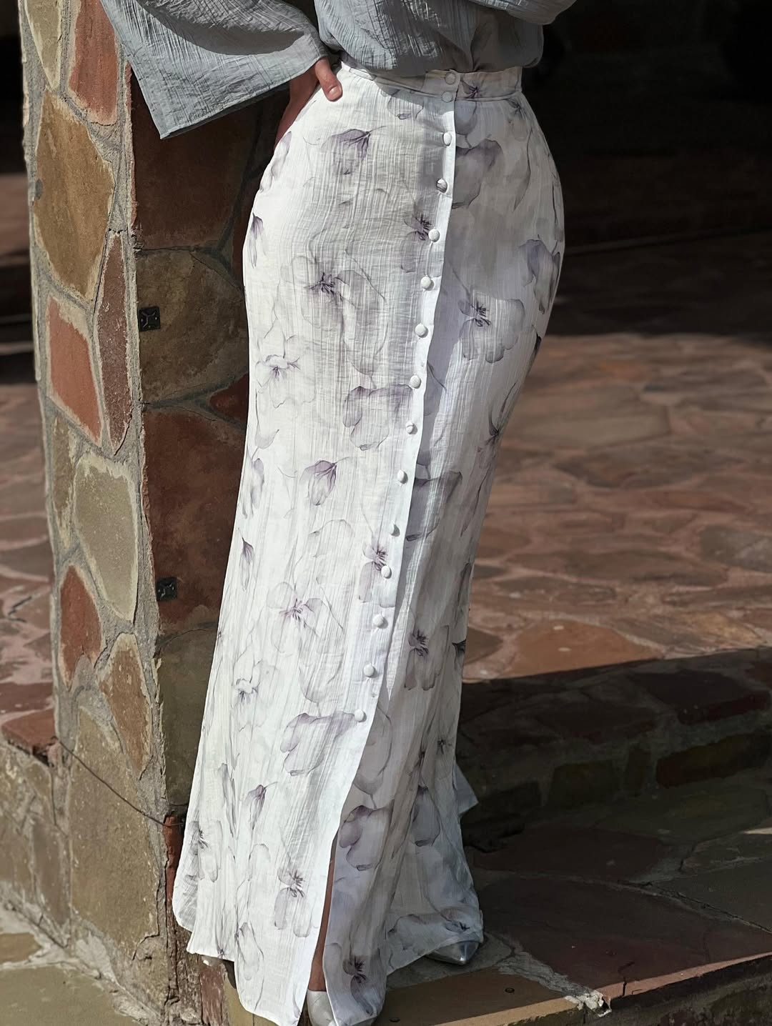 Conjunto de camisa texturizada y falda larga con estampado floral