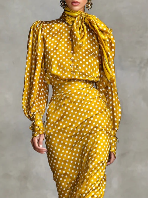 Conjunto vintage de satén con estampado de lunares y pañuelo