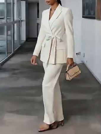 Conjunto blanco con blazer cruzado y pantalón de pierna ancha
