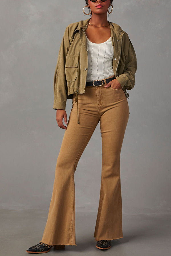 Vaqueros acampanados de tiro alto