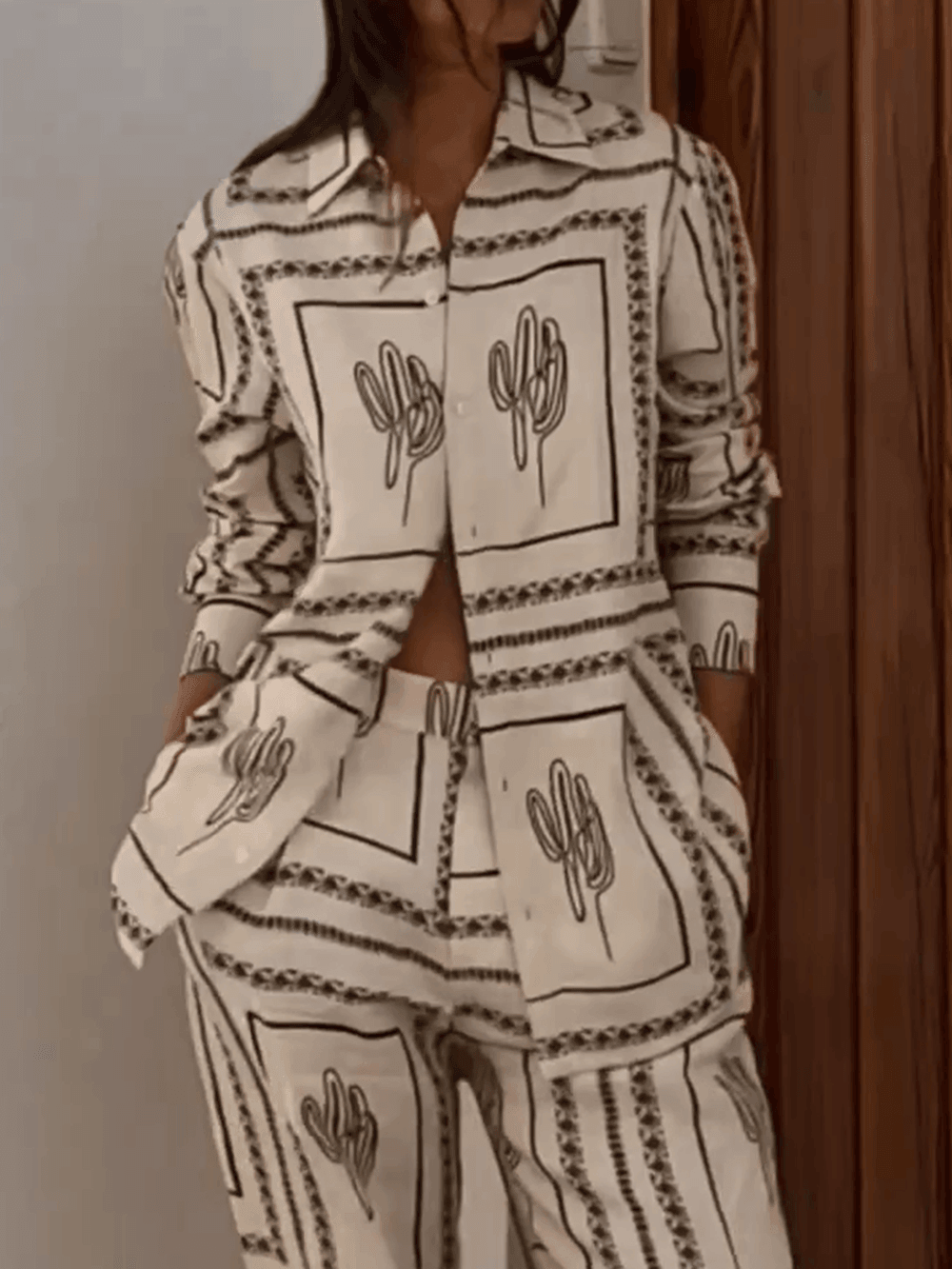 Conjunto de dos piezas con estampado geométrico abstracto