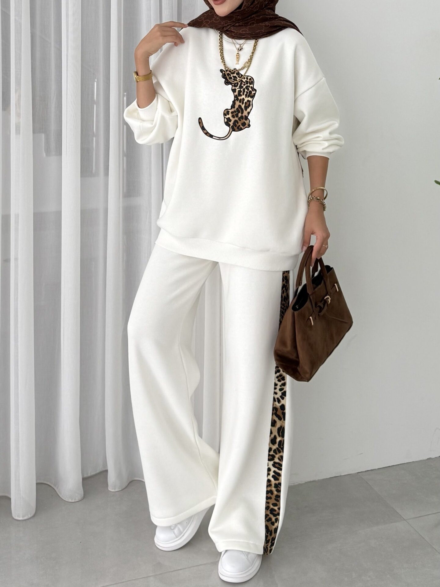 Conjunto de sudadera y pantalón con estampado de leopardo