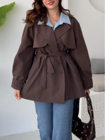 Trench casual con solapa y cinturón ajustable