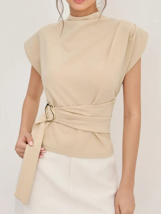 Top con cuello semialto y botones en la cintura