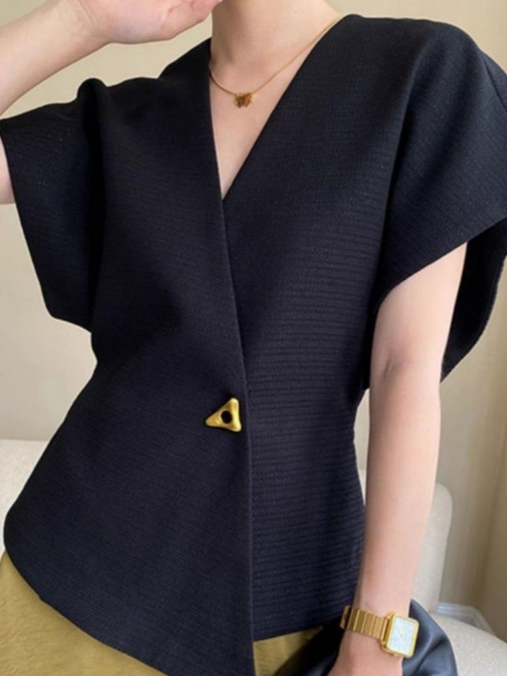 Top asimétrico de un botón con hombros caídos