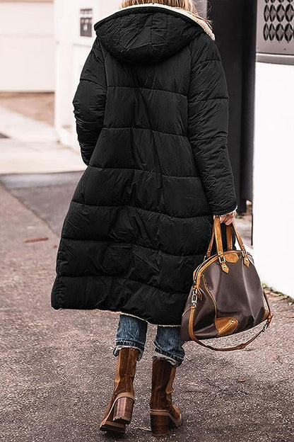 Abrigo largo con capucha y detalles combinados