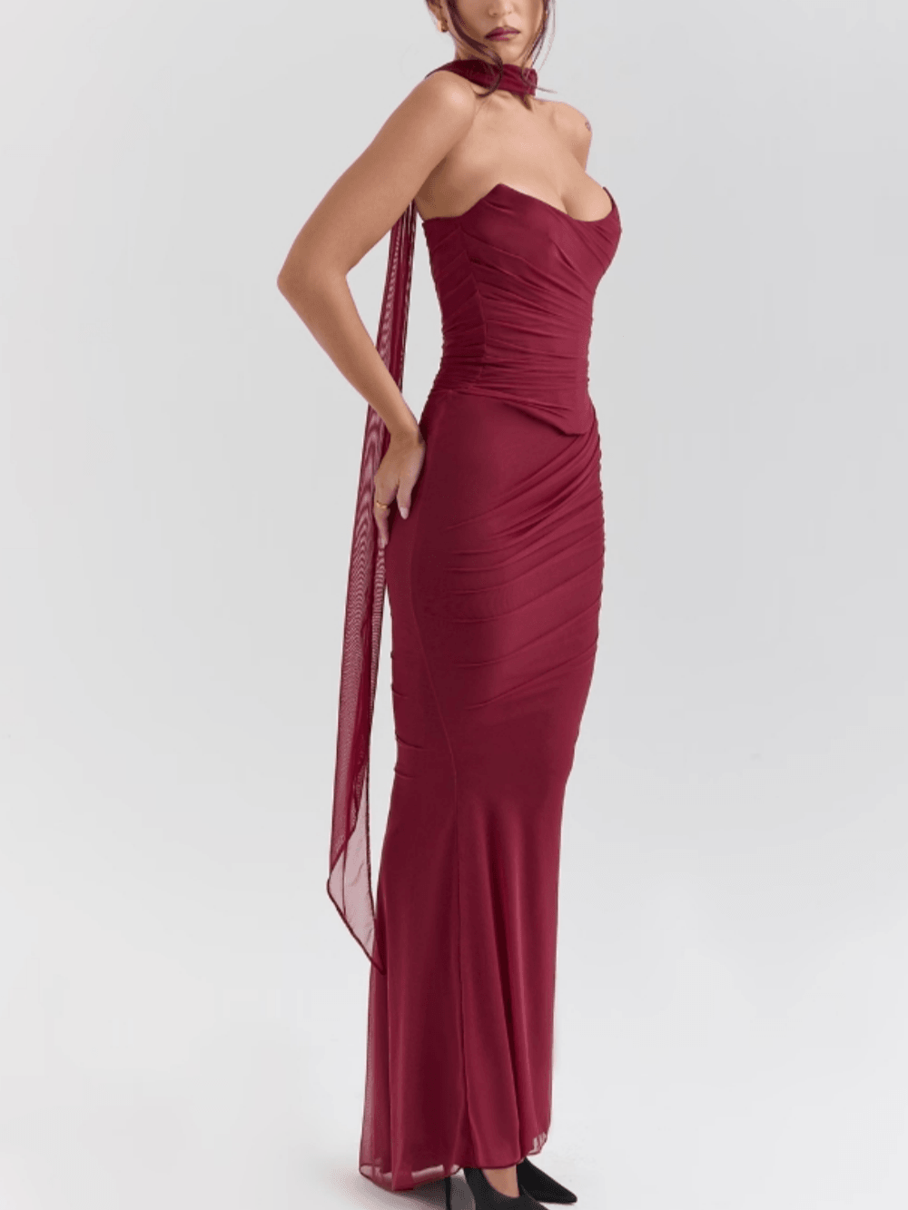 Corsé sin tirantes cabernet con pañuelo al cuello