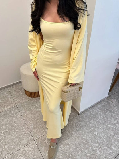 Conjunto de vestido ajustado con tirantes y cárdigan largo