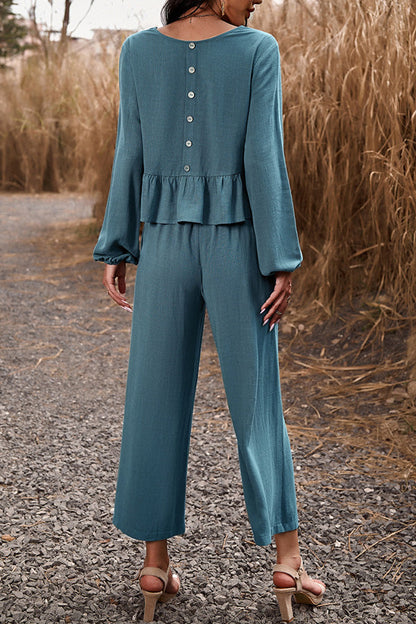 Conjunto fluido de dos piezas con camisa y pantalón recto