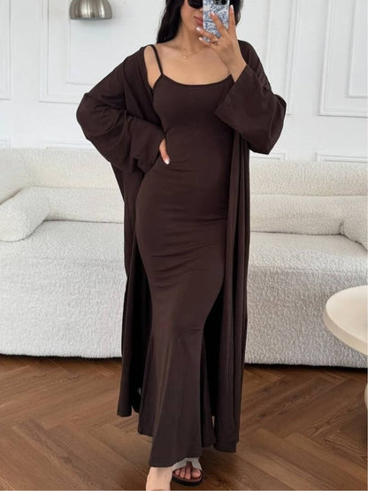Conjunto de vestido ajustado con tirantes y cárdigan largo