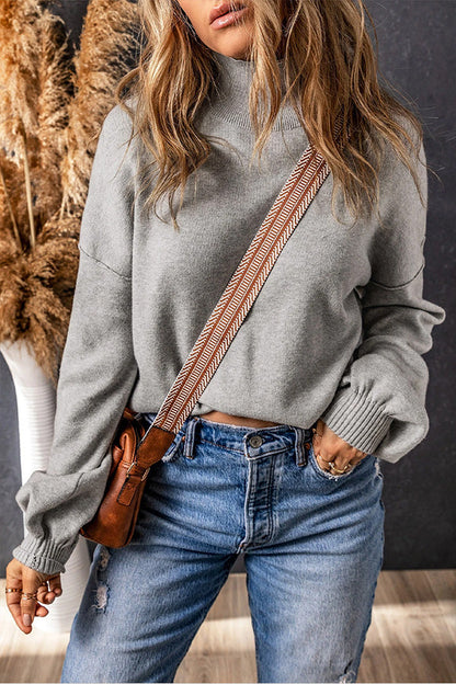 Jersey gris de cuello alto y mangas abullonadas