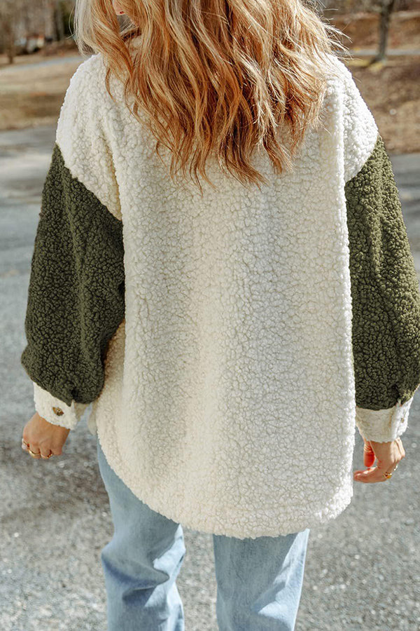 Abrigo de pelo bicolor con bolsillos y solapa