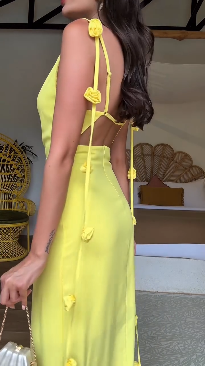 Vestido largo halter con flores en los tirantes y espalda descubierta