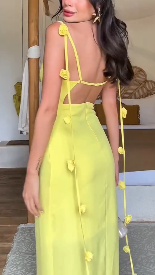 Vestido largo halter con flores en los tirantes y espalda descubierta