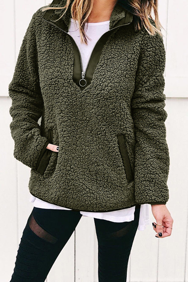 Chaqueta con cremallera y cuello alto