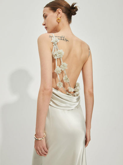 Vestido satinado con cuello vuelto y espalda descubierta