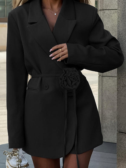 Blazer con cinturón y detalle floral 3D