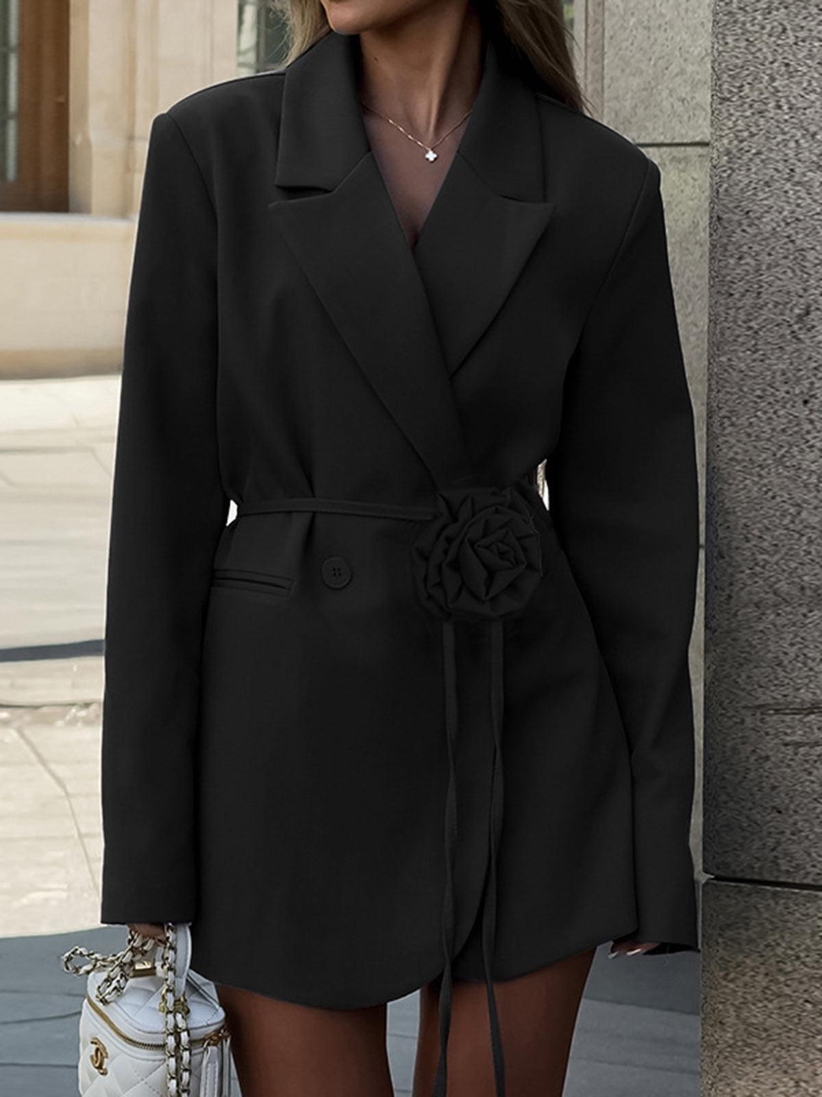 Blazer con cinturón y detalle floral 3D