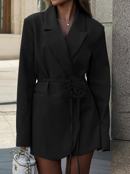 Blazer con cinturón y detalle floral 3D