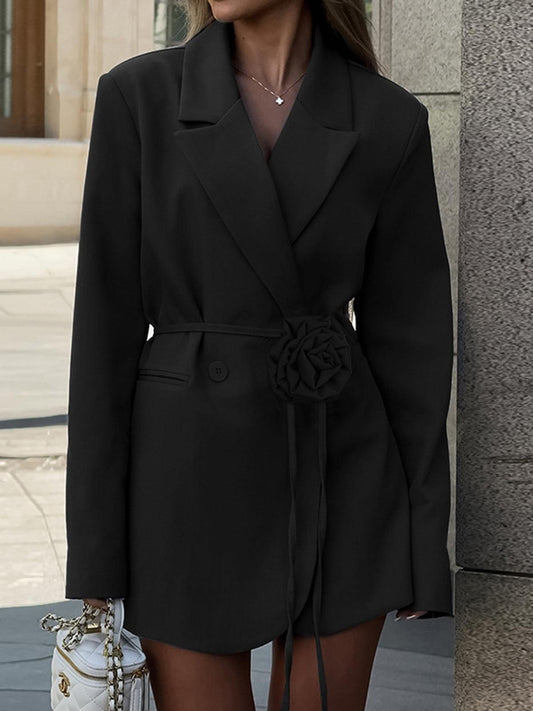 Blazer con cinturón y detalle floral 3D
