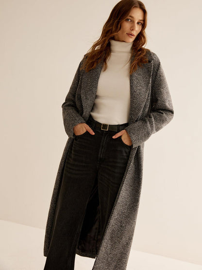 Trench largo esencial y versátil