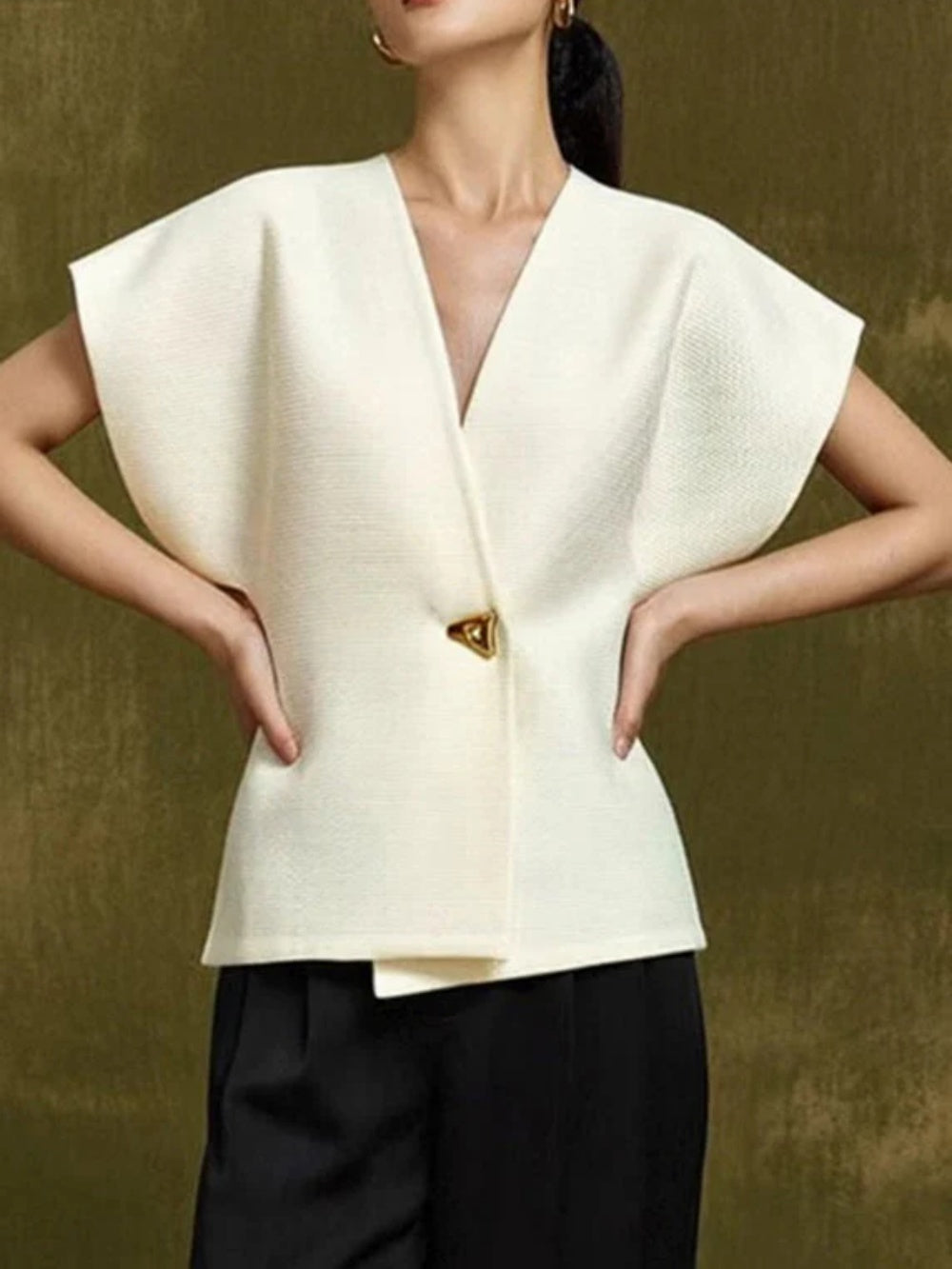 Top asimétrico de un botón con hombros caídos