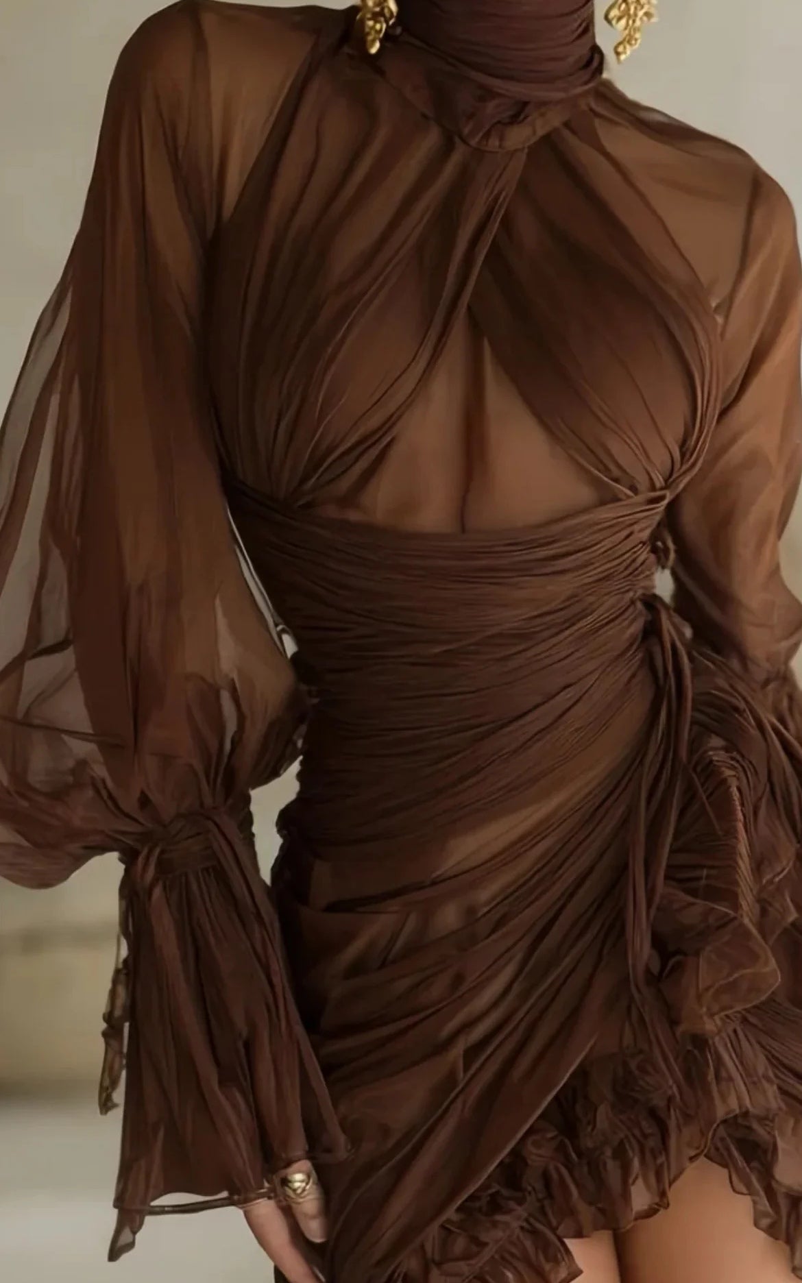 Vestido mini de tul marrón fruncido