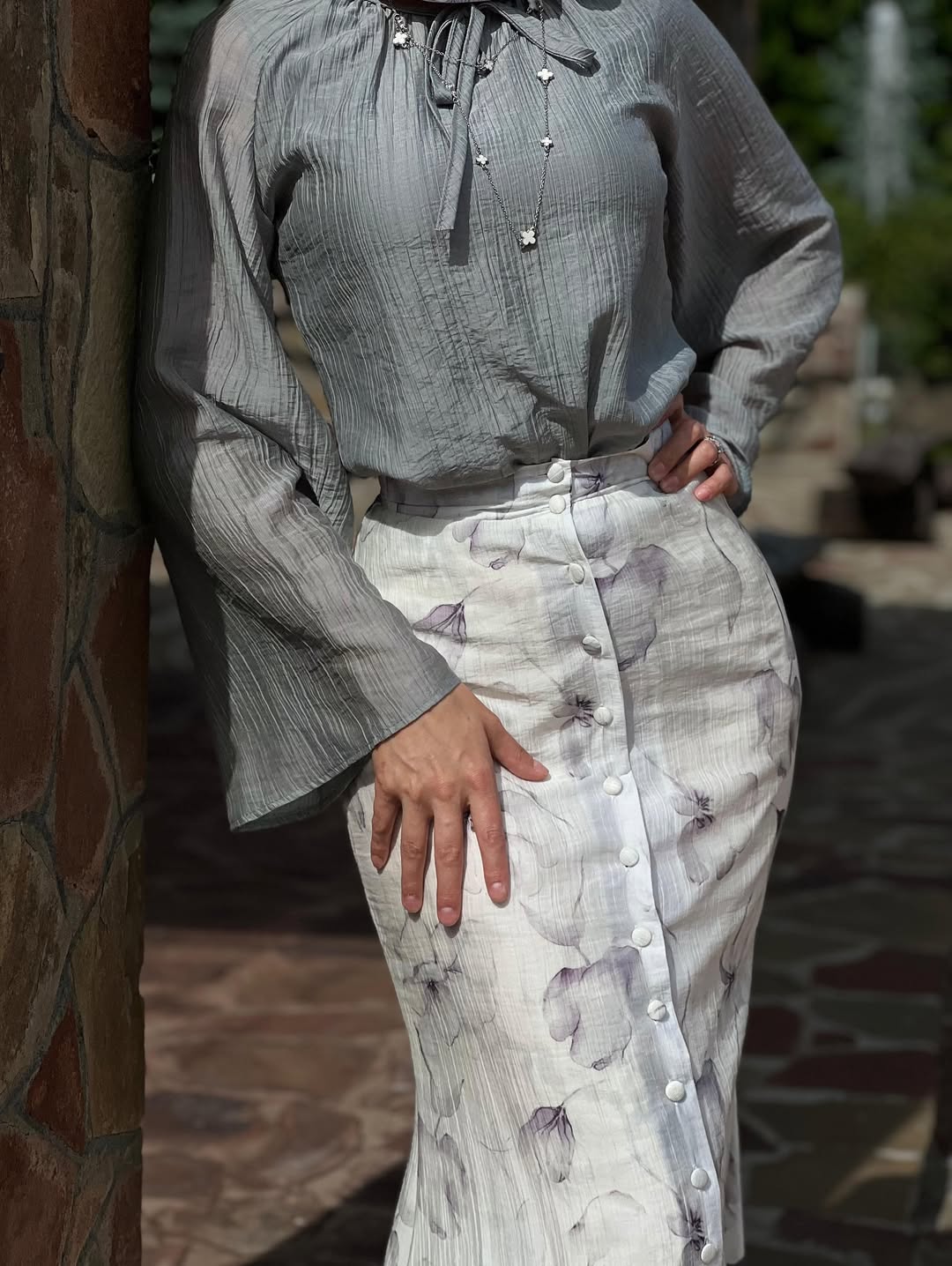 Conjunto de camisa texturizada y falda larga con estampado floral