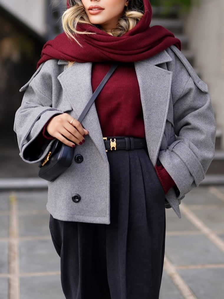 Abrigo corto urbano con solapa amplia