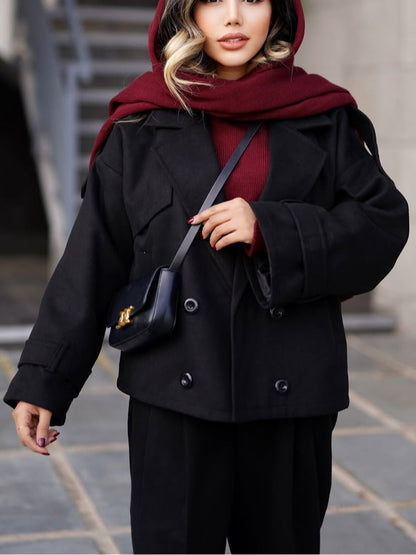 Abrigo corto urbano con solapa amplia