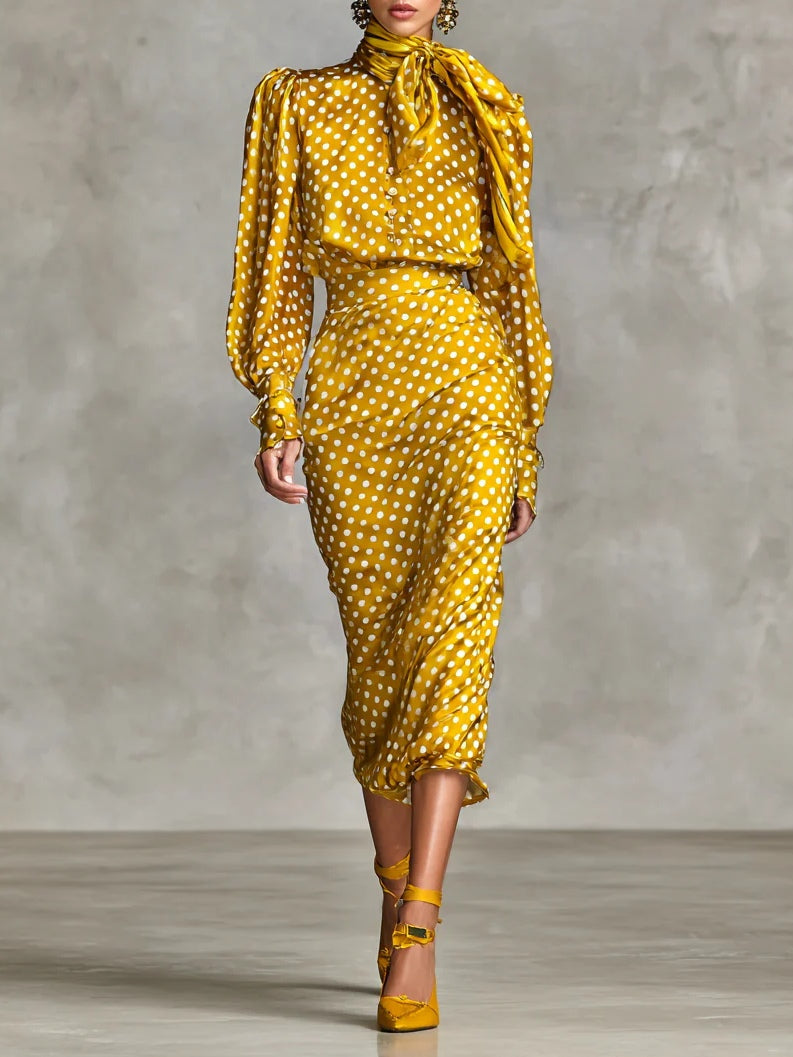 Conjunto vintage de satén con estampado de lunares y pañuelo