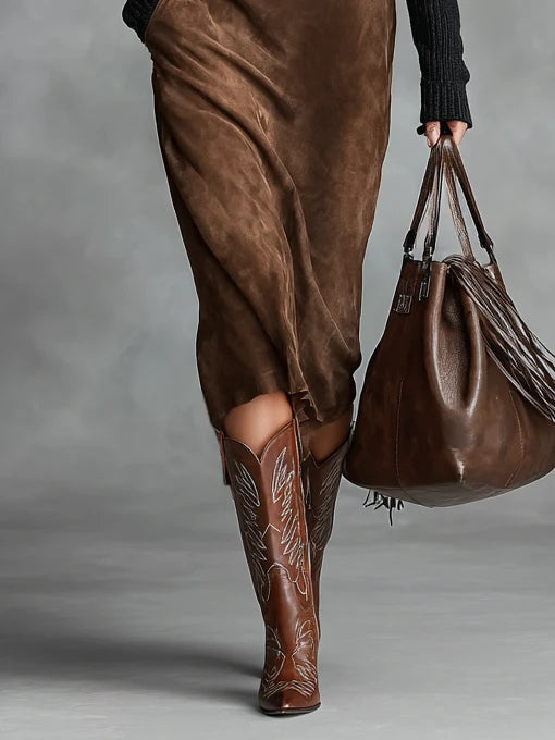 Vestido Midi de Ante con Cuello Redondeado y Tirantes Anchos