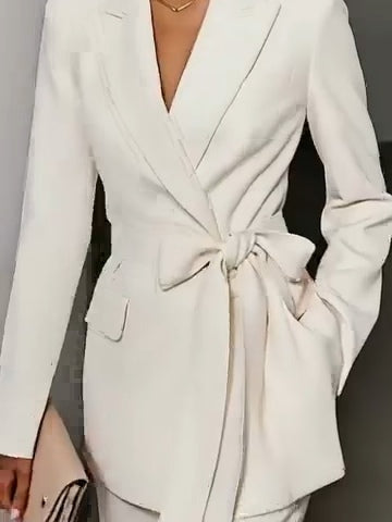 Conjunto blanco con blazer cruzado y pantalón de pierna ancha