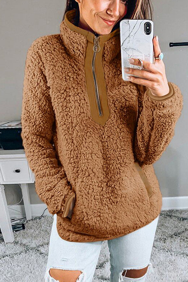 Chaqueta con cremallera y cuello alto