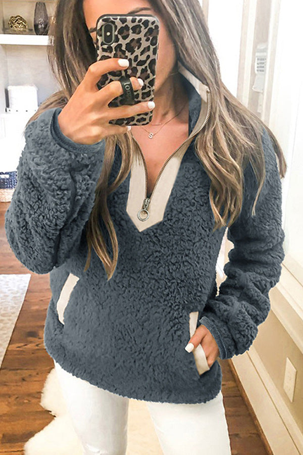 Chaqueta con cremallera y cuello alto