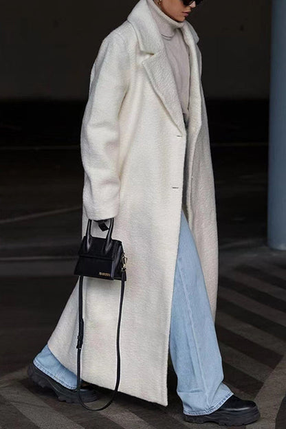 Abrigo de felpa con solapa y corte entallado