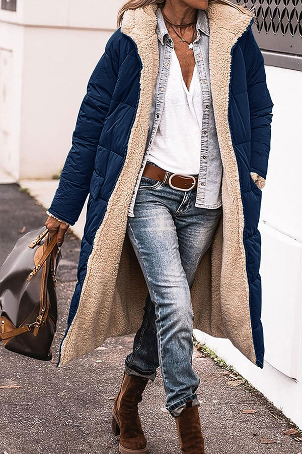 Abrigo largo con capucha y detalles combinados