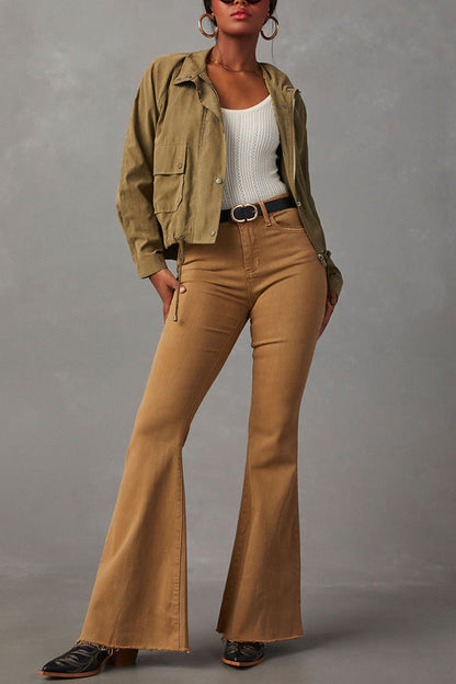 Vaqueros acampanados de tiro alto