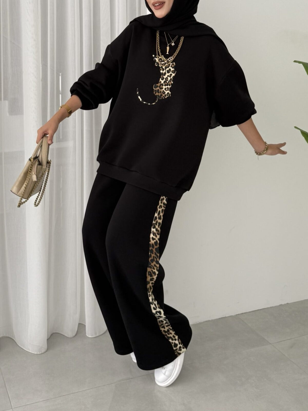 Conjunto de sudadera y pantalón con estampado de leopardo