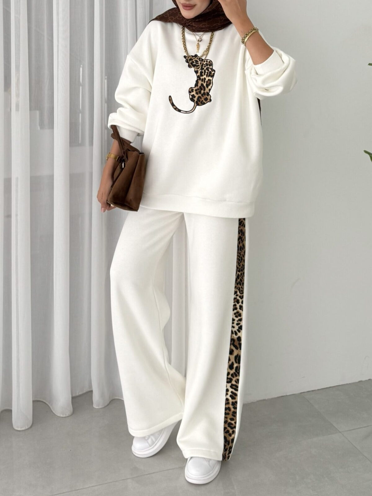 Conjunto de sudadera y pantalón con estampado de leopardo