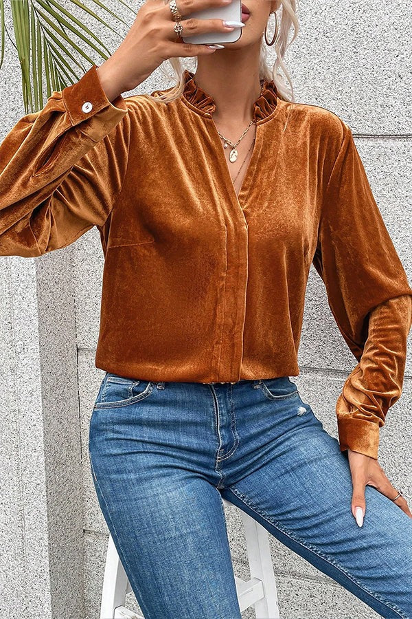 Blusa de terciopelo con cuello en V y volantes