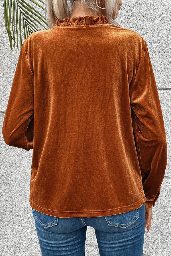Blusa de terciopelo con cuello en V y volantes