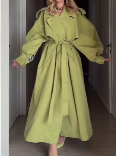 Trench verde oversize con mangas abullonadas