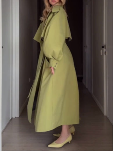 Trench verde oversize con mangas abullonadas