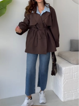 Trench casual con solapa y cinturón ajustable