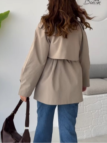 Trench casual con solapa y cinturón ajustable