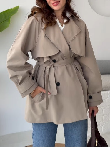 Trench casual con solapa y cinturón ajustable