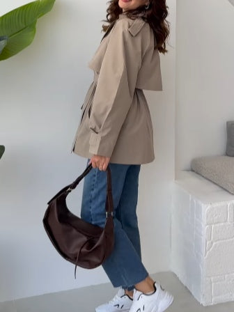 Trench casual con solapa y cinturón ajustable